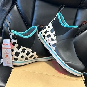 New Showave Deck Boots Women's Sz 10 Cow-print